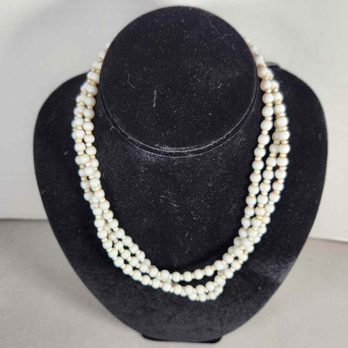 Collar de cuentas de plástico triple hilo blanco vintage años 60 mediados de siglo cierre de caja - Imagen 2 de 7