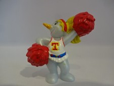 Spielfigur mit Musikinstrument / Pinguin als Cheerleader