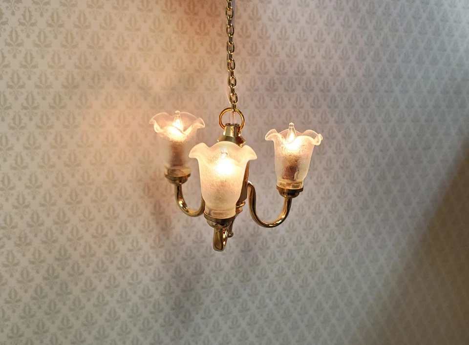 Lámpara de araña de flores de 3 brazos para casa de muñecas eléctrica de 12 voltios con enchufe escala 1:12 Foto 3 de 4