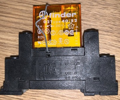 FINDER RELAIS 02 TYPE 40.52 240VAC SPULE WECHSLER 250V~ 10A MIT STECKFUSS