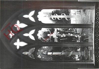AK__Moreton, Nikolaikirche, Altarfenster, Embleme der Passion