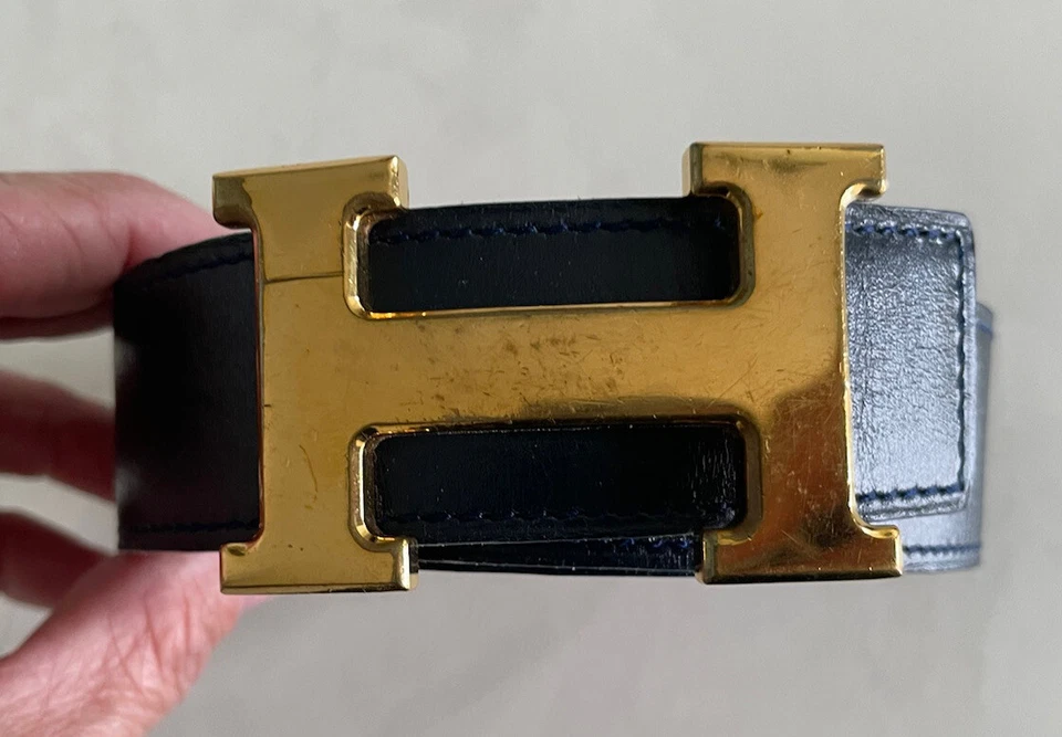 Cinturón reversible Hermes en negro y rojo con hebilla dorada talla 70 Foto 2 de 4