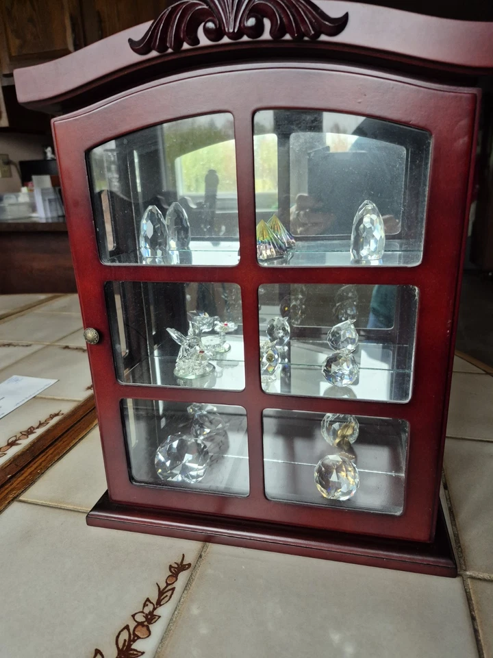 Gabinete de curiosidades independiente o de pared acabado de madera de cerezo con paneles de vidrio y espejo Foto 2 de 4