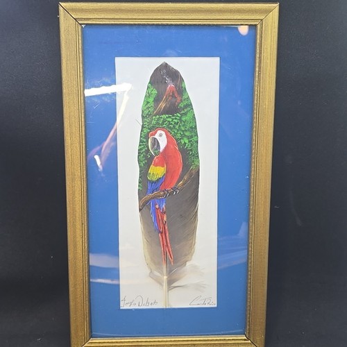 Costa Rica Souvenir bemalt Feder Scharlachara mit Vulkan. Gerahmt Signiert