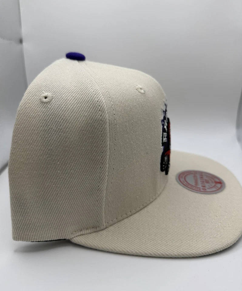 NUEVO CON ETIQUETAS Toronto Raptors Mitchell & Ness Blanco Blanco Púrpura Tapa Snapback Sombrero Foto 2 de 3
