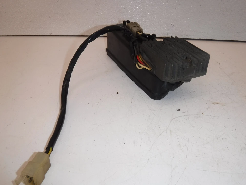 Yamaha Virago 750 1982 OEM RECTIFICADOR REGULADOR DE VOLTAJE SOPORTE DE MONTAJE  Foto 2 de 4