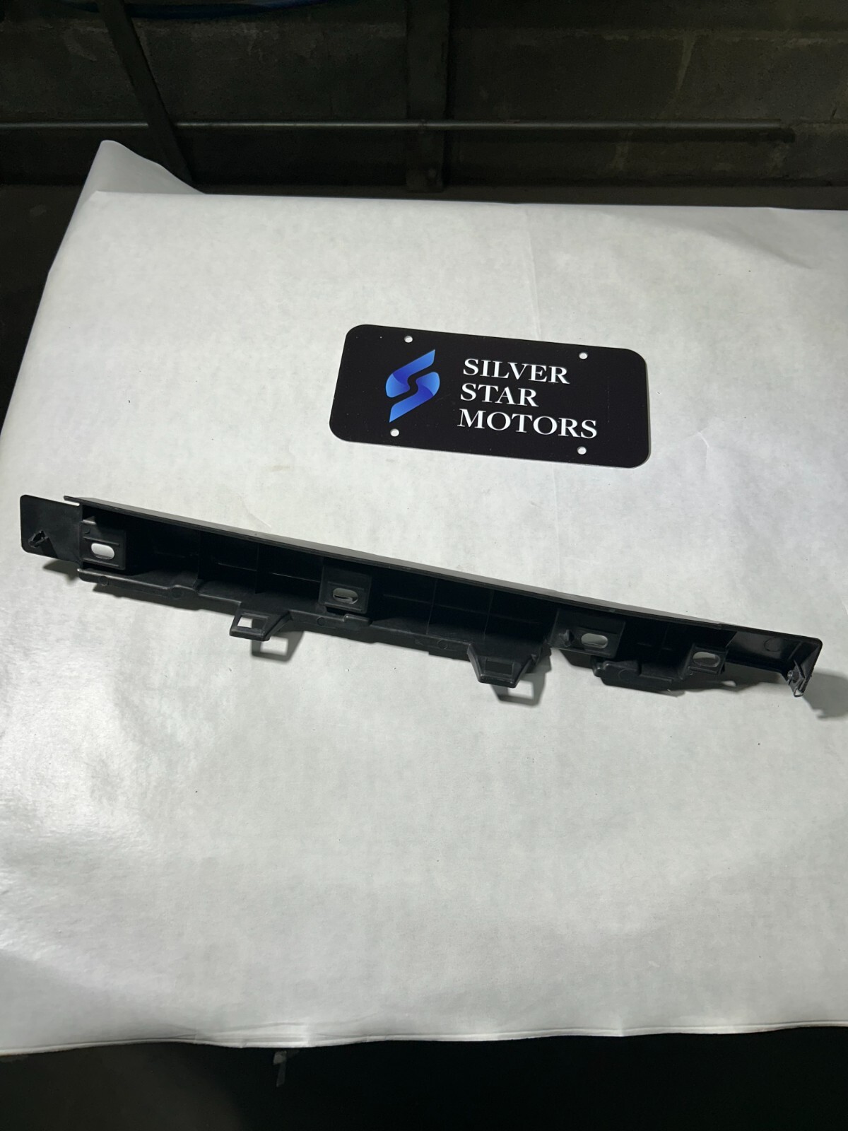 AUDI R8 COUPE OEM RIGHT Front SIDE Skirt Rocker Panel Mount Bracket 420853922