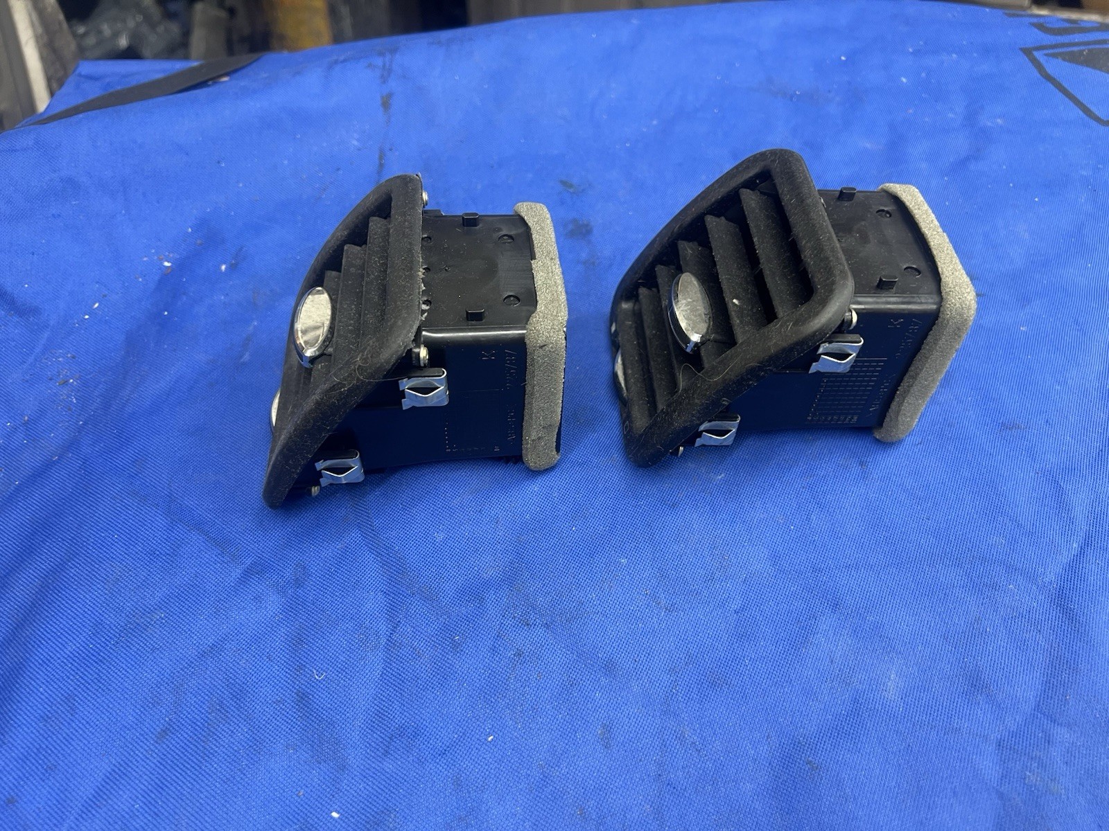 2003-2013 maserati quattroporte black LH & RH outer dash vents OEM 04 05 06 07