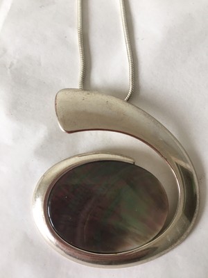 Vintage geometrischer silberton Anhänger mit Abalone Center