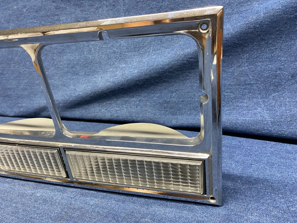 Lincoln Versailles 1977 1979 1980 luz de estacionamiento derecha y bisel de faros Foto 3 de 4