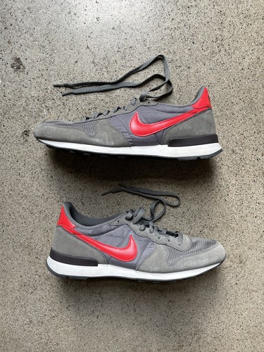 nike internationalist crimson