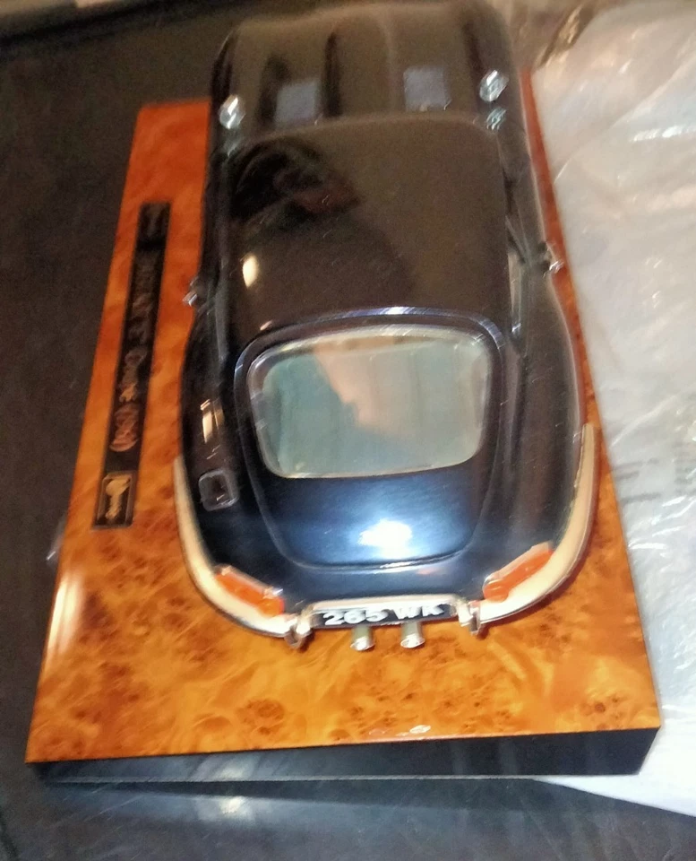 Jaguar E type coupe nera Diabolik su legno Burago 1/18 - Immagine 4 di 4