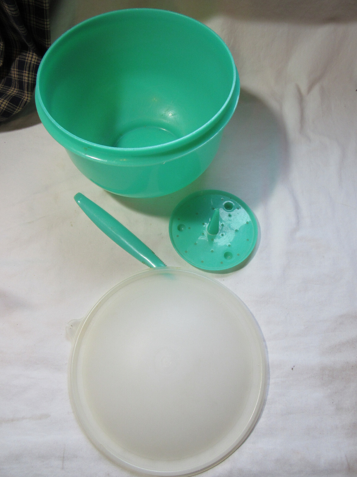Vtg. Tupperware Crisp It Lettuce Keeper /Spike, Domed Lid , Jadeite