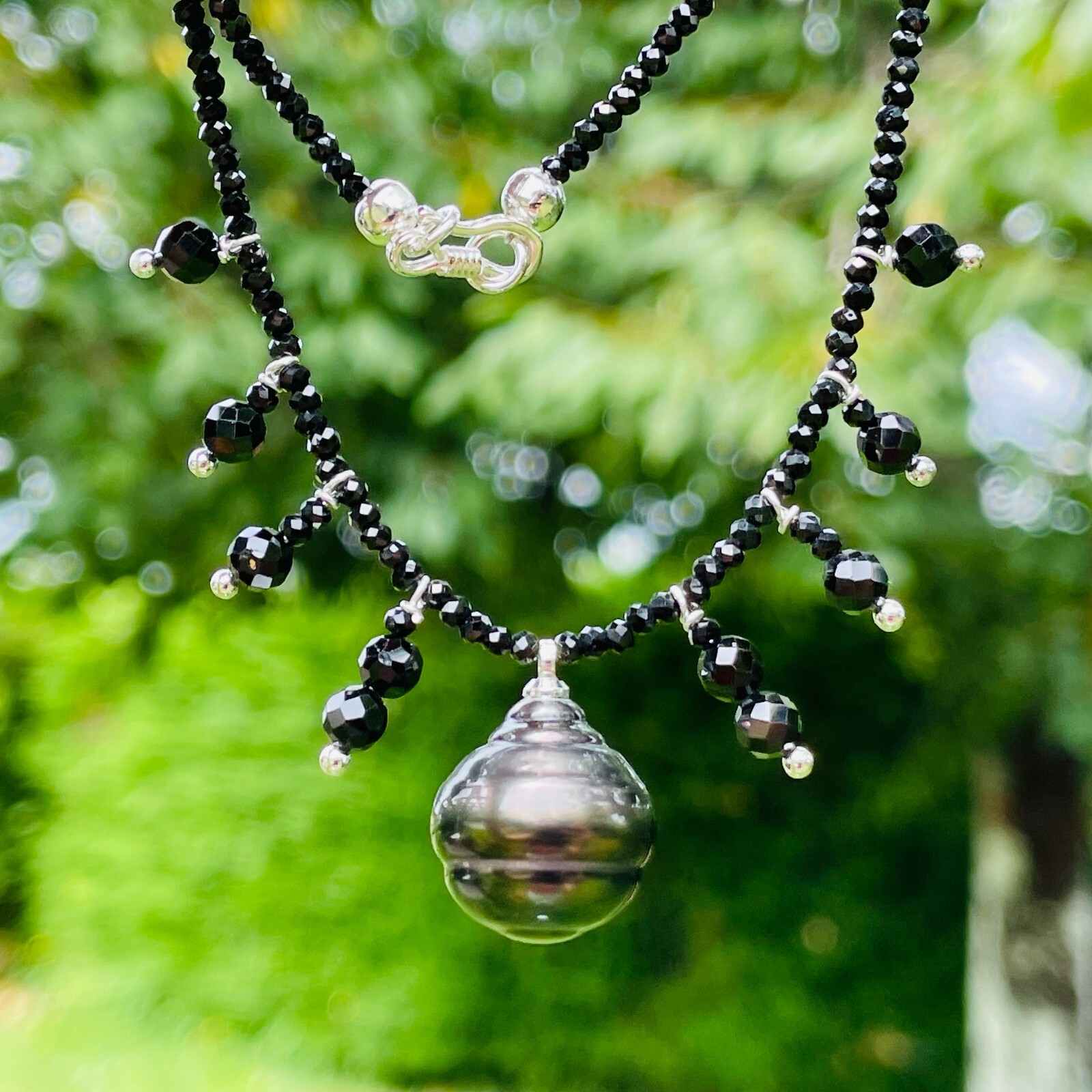 Collier argent avec perle noire de Tahiti et spinelle 1726 : le cadeau de luxe idéal