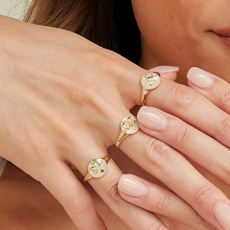 Zodiac Emerald Taurus Signet Ring In 9ct Yellow Gold — 第 2/4 张图片