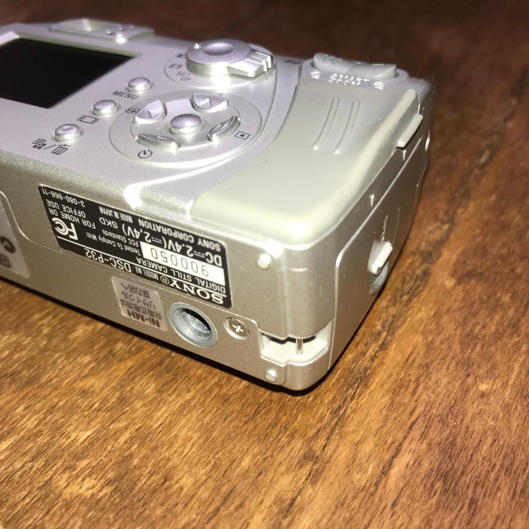 Sony Cyber-Shot DSC-P32 3.2MP Digital Camera AA Battery