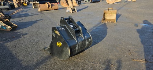750mm Digging Bucket w/ 45mm Pins - Unused - Price £575.00 + VAT @ 20% - C571 - Picture 5 of 8