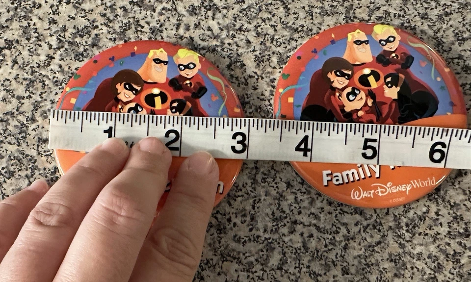 Juego de 2 botones Disney WDW Reunión familiar Los Increíbles prendedores reverso parque temático Foto 3 de 3