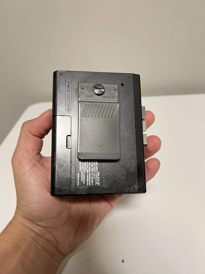 Aiwa HS-T200 Walkman AM/FM Cassette Player. ‼️plays at a fast pace ‼️ - Image 4 of 4