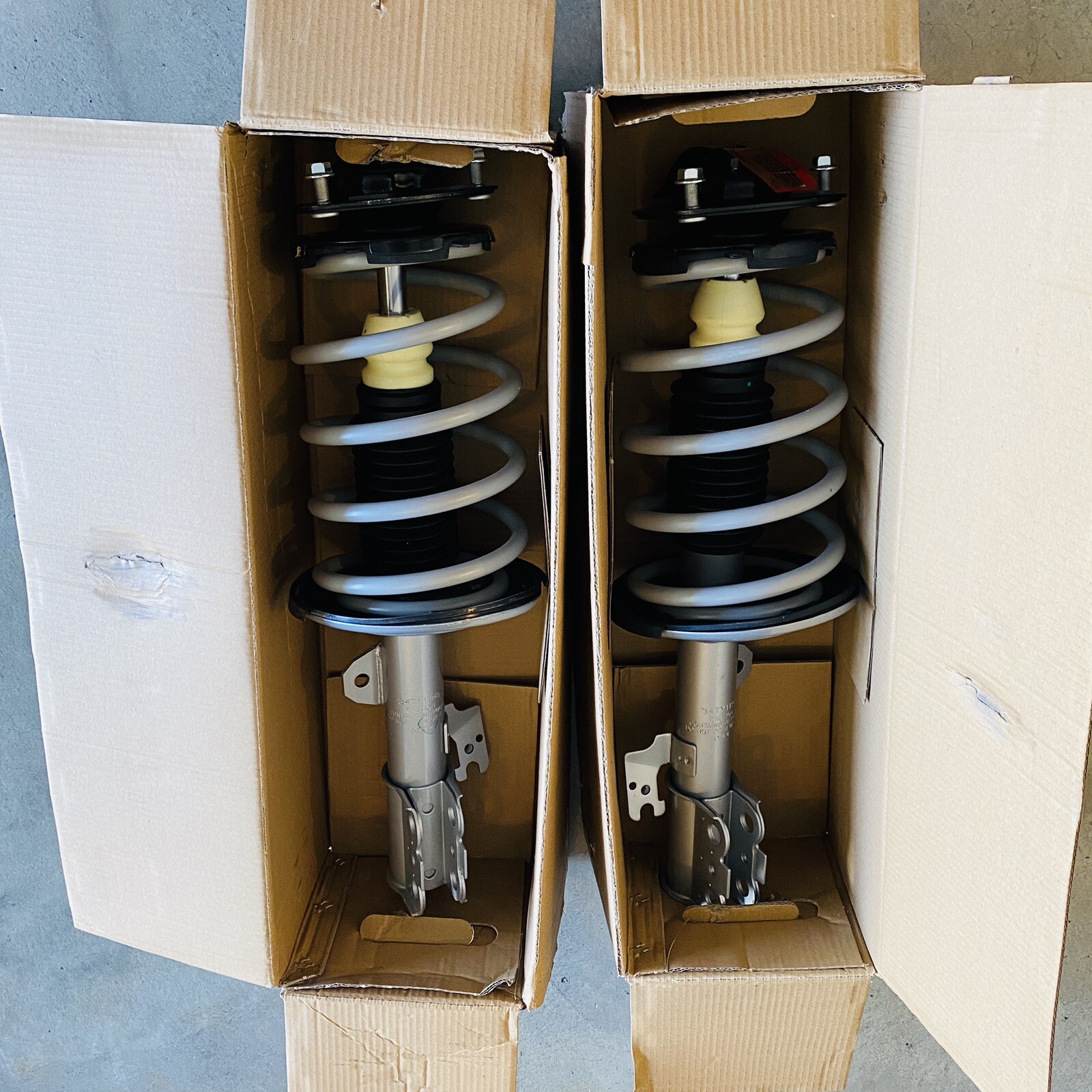 Set MasterPro Strut and Coil Spring Assembly 34TY1129 & 34TY1128 Left