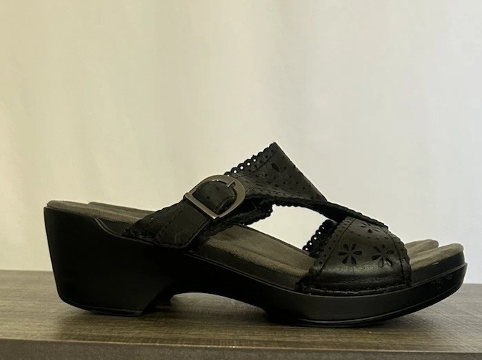 Dansko Womens Slip On Sandals Black Leather 2.5” Wedge Heels Shoes Sz 40 US 9.5 - Image 4 of 4