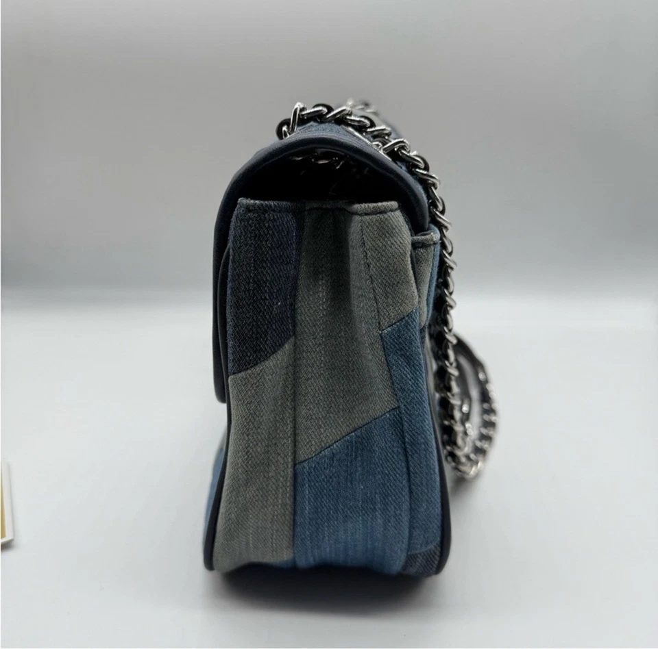 Bolsa tiracolo Michael Kors Sloan azul marinho jeans prata corrente - Imagem 3 de 4