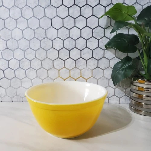 Pyrex Yellow 402 1 1/2 QT Mixing Bowl MCM