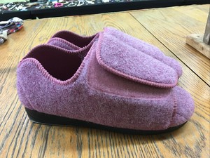 extra wide slippers for swollen feet