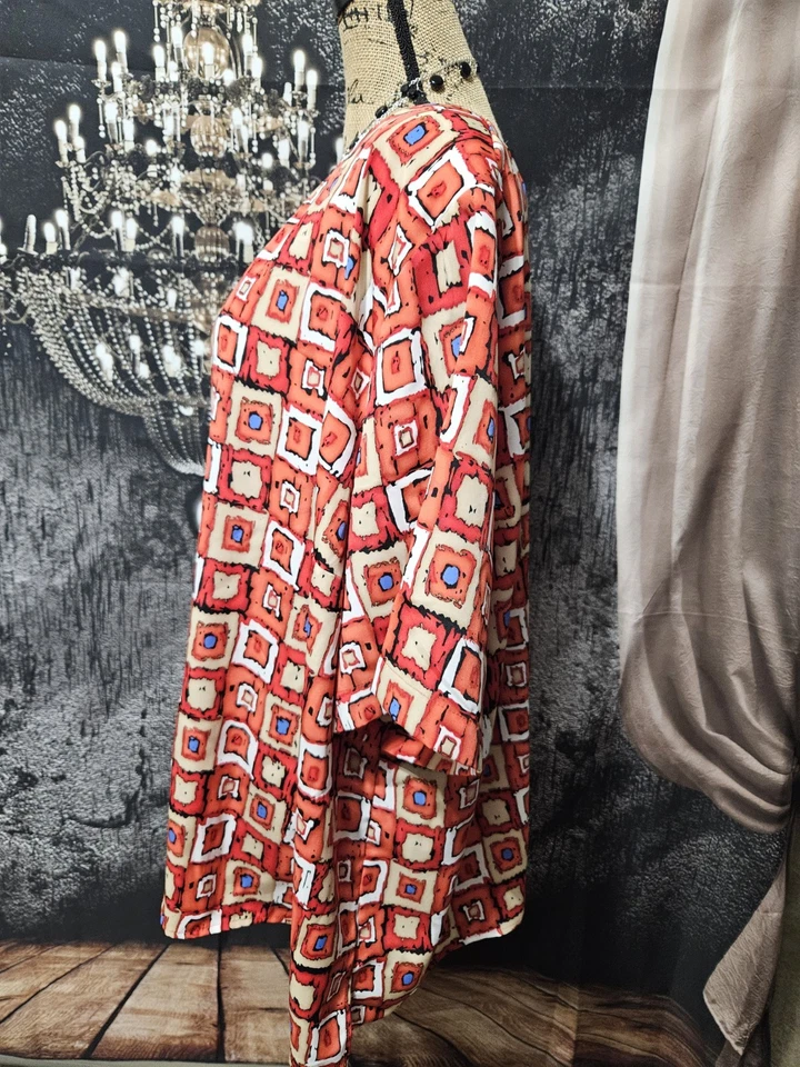 MAGGIE BARNES, WOMEN'S ORANGE/TAN POLY SHORT SLEEVED GEOMETRIC BLOUSE, SIZE 4X - Image 4 of 4