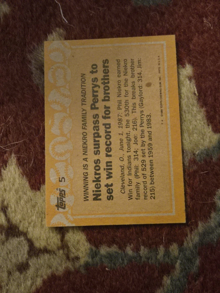 Tarjeta de béisbol Topps 1988 #5 autógrafo de Phil Niekro Salón de la fama y hermano Joe NIEKRO Foto 2 de 3