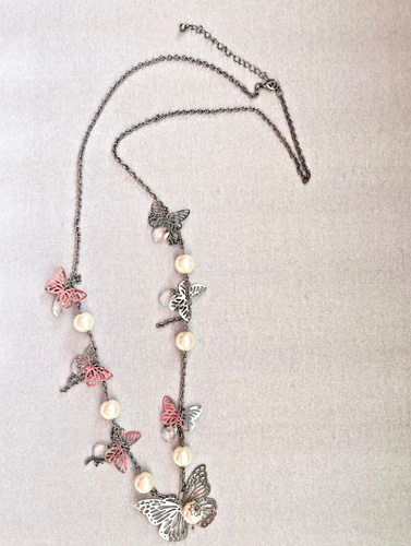 PRETTY 36” ADJUSTABLE SILVER TONE BUTTERFLIES & PEARLS FASHION CHARM NECKLACE - Picture 2 of 6