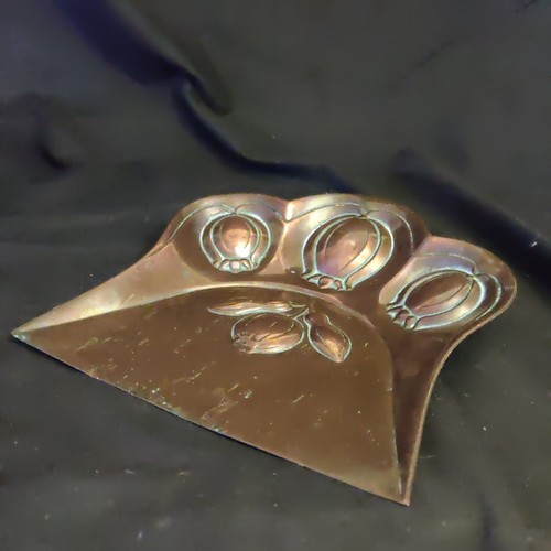 Antique Copper Table Crumb Pan Art Nouveau Tulips - Picture 5 of 11