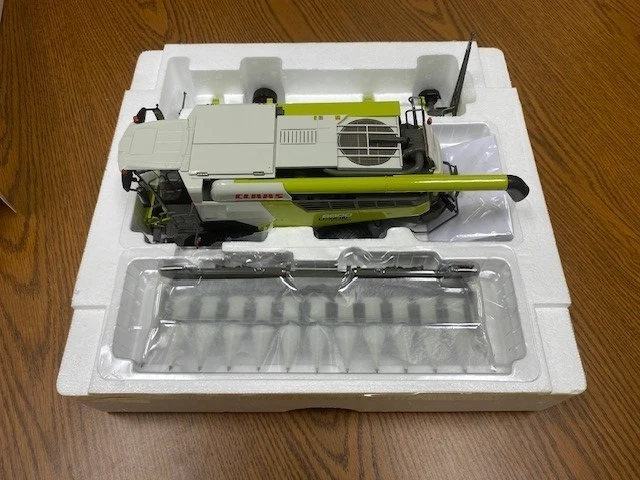 CLAAS Lexion 8800 Terra Trac with 12-30 Corn Head 1/32 Scale - 2577670 - Image 2 of 4