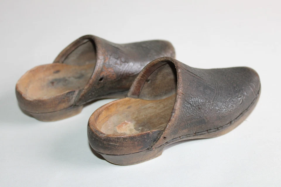 Ancienne paire de sabots d'enfant Art Populaire, bois cuir, long. 16 cm - Photo 2/4