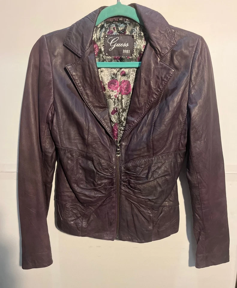 Chaqueta de cuero genuino Guess 1981 - PXS, púrpura profundo, forro floral Foto 2 de 4