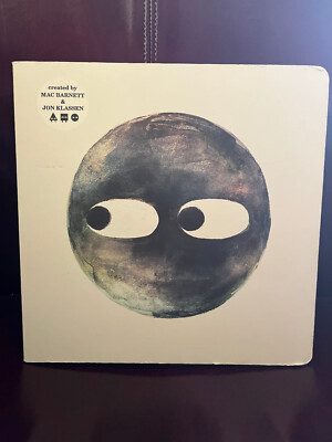 Circle (The Shapes Trilogy) Written by Mac Barnett Illustrated by Jon Klassen