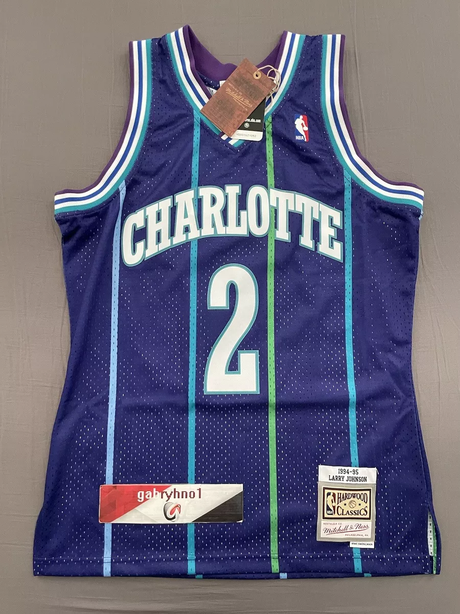 Mitchell & Ness Men's Swingman Jersey Charlotte Hornets Alternate 1994-95 Larry Johnson, Purple / M