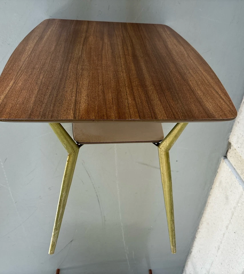 Mesa auxiliar/centro moderna Mid Century patas de aluminio tapa de formica Foto 3 de 4