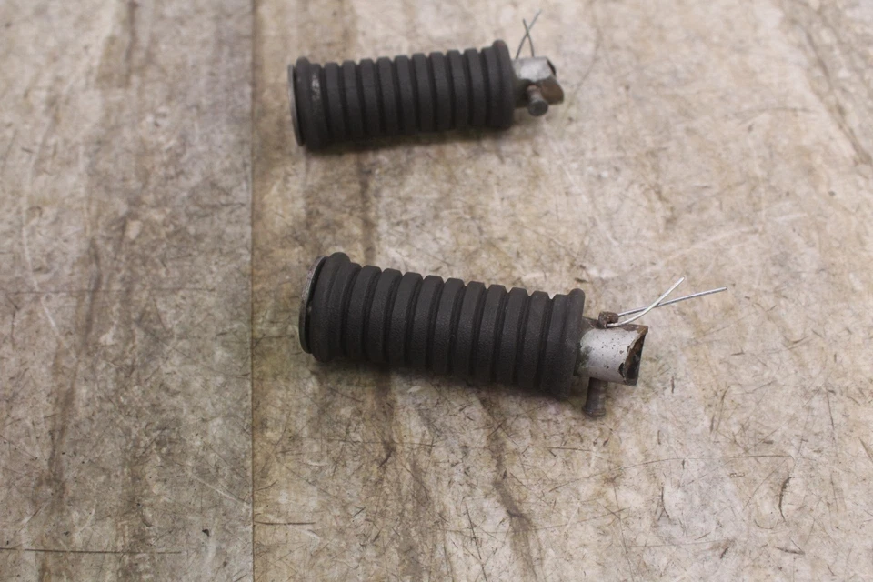 Suzuki GS450L 1980 estribo trasero izquierdo y derecho, estribo, reposapiés - par Foto 4 de 4