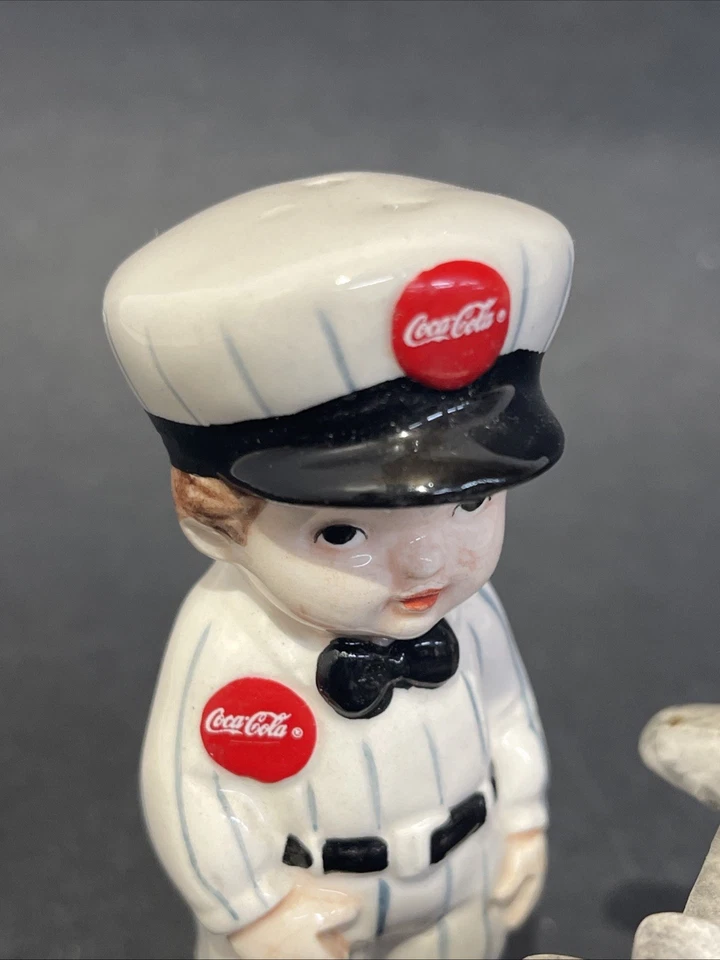 Coctelera de sal y pimienta Coca Cola de colección repartidor hombre con botellas carro rojo amarillo Foto 2 de 4