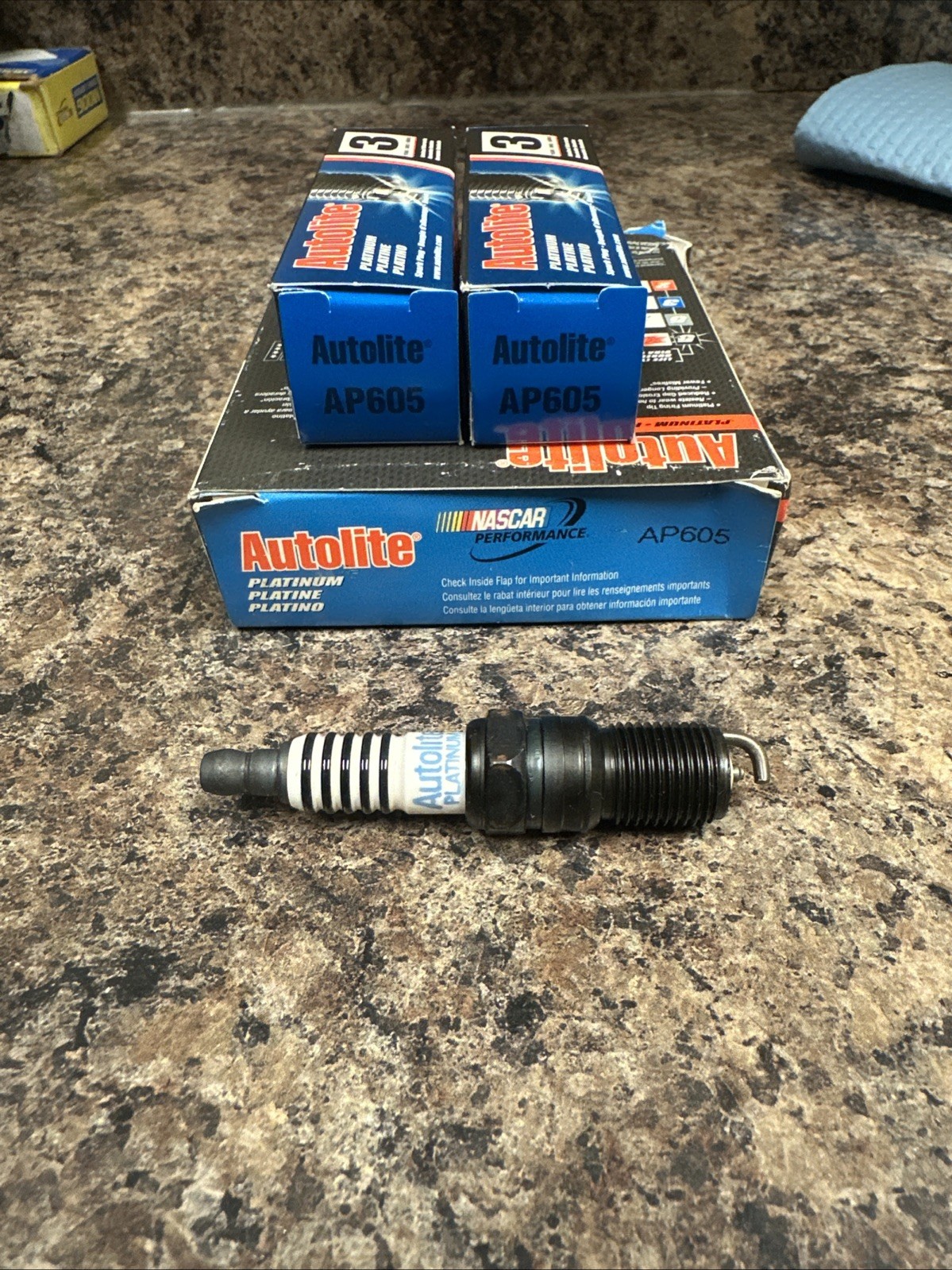 2 Autolite AP605 Platinum Spark Plugs 75-09 CHEVY  FORD Tap Desc.