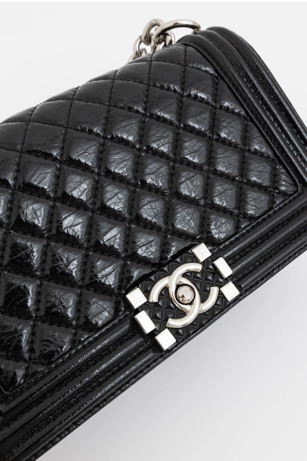 Authenticated Certificate✅ Near NEW Chanel Boy Bag 🖤Medium🖤 Full packaging 💝