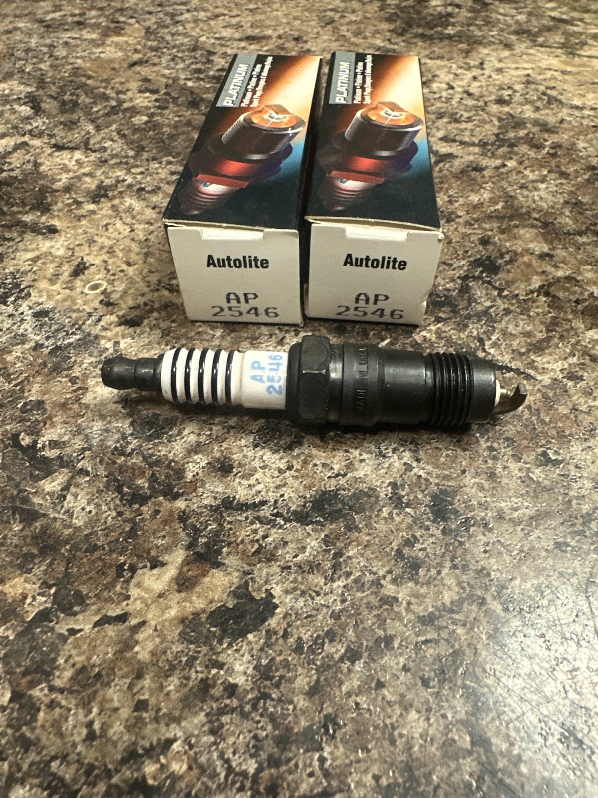 2 Autolite AP2546 Platinum Spark Plugs 84-87 MUSTANG  TBIRD Tap Desc.