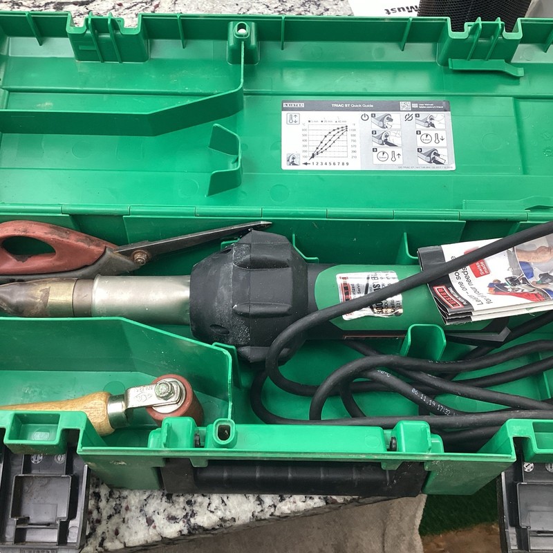LEISTER HOT AIR TOOL 1600W 12V W/ NARROW NOZZLE TIP MODEL NO. 141.22 (AZP027980)