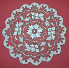 Napperon rond broderies