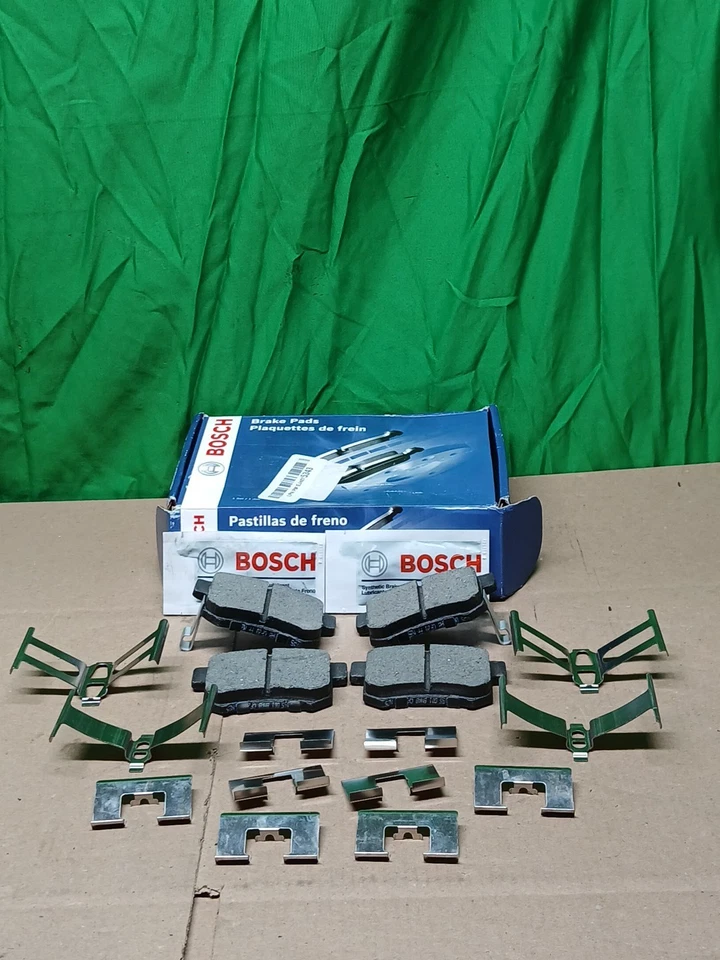Juego de pastillas de freno de disco trasero con hardware Bosch BE537H para Honda Civic 2006-2015 Foto 2 de 2
