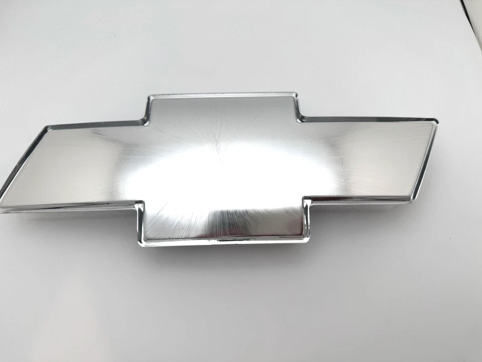 Silverado 1999-02, 2000-06 Tahoe parrilla plateada pajarita emblema OEM PT 12335633 Foto 2 de 4