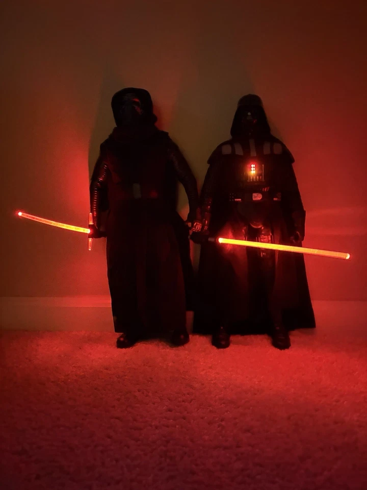 Boneco interativo Star Wars Darth Vader & Kylo Ren 17” Toys “R” Us Exclusive - Imagem 2 de 3