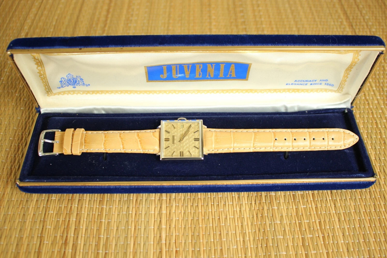 Zenith — #1 VINTAGE JUVENIA GOLD GUILLOCHE DATE DIAL LT. TAN CROCO BAND AUTO WATCH + BOX