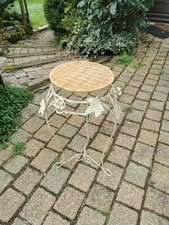 Tabouret pour fleurs en osier